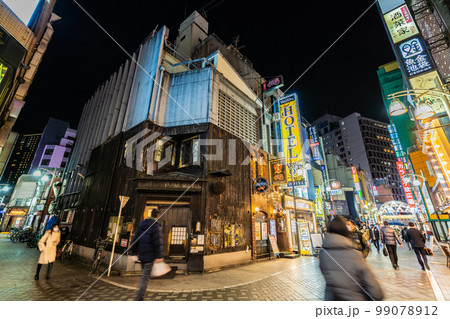 日本の東京都市景観 池袋駅西口・中央通り 西一番街などを望む(夜景) 日本の東京都市景観 池袋駅西口・中央通り 西一番街などを望む(夜景) 99078912