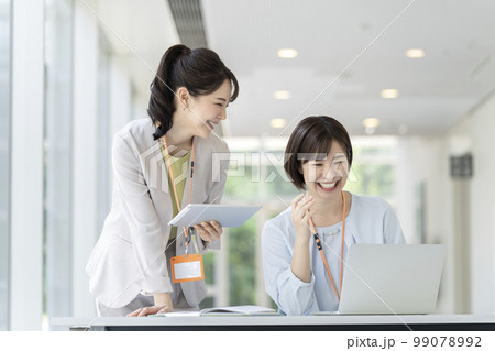 2人のビジネスウーマン　オフィスワーク　イメージ 99078992