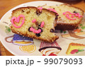 顔が描かれた食べかけのパウンドーケーキ 99079093
