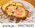かわいい怒った顔のパウンドケーキ 99079095