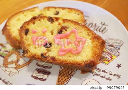 かわいい怒った顔のパウンドケーキ 99079095