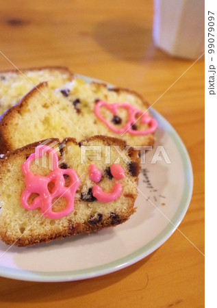 かわいい顔のパウンドケーキ 99079097