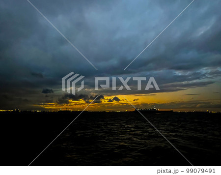 東京湾を航海中に撮った夕暮れの空と雲 99079491