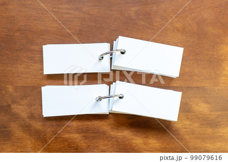 テーブルに並べた2つの白紙の単語カード 99079616