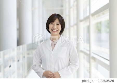 白衣を着た若い女性　カメラ目線　ポートレート 99080320