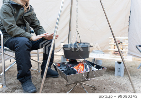 ソロキャンプでダッチオーブンを使ったキャンプ飯 99080345