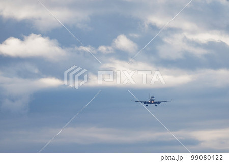 着陸間近の飛行機　雲 99080422