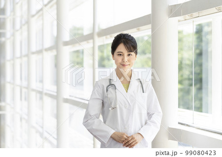 笑顔の女性医師 カメラ目線 ポートレート 笑顔の女性医師 カメラ目線 ポートレート 99080423
