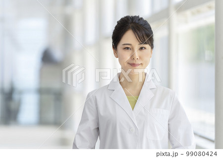 白衣を着た笑顔の若い女性　カメラ目線　ポートレート 99080424