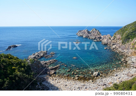 さざなみ打ち寄せる白浜町小石ノ鼻の青く澄んだ海と磯の風景 Ver1 さざなみ打ち寄せる白浜町小石ノ鼻の青く澄んだ海と磯の風景 Ver1 99080431