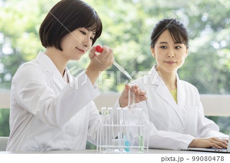 実験をする白衣の女性2人 99080478