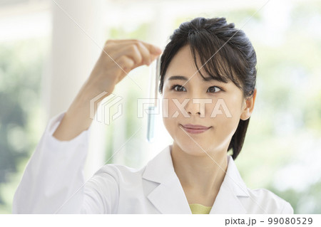 試験管を持った白衣の女性 実験・研究室イメージ 試験管を持った白衣の女性 実験・研究室イメージ 99080529