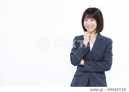 笑顔で考えている30代のビジネスウーマン 笑顔で考えている30代のビジネスウーマン 99080558
