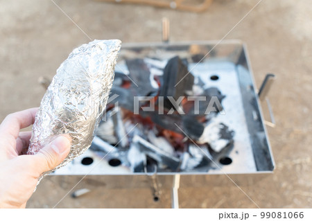 炭火で作る焼き芋 炭火で作る焼き芋 99081066