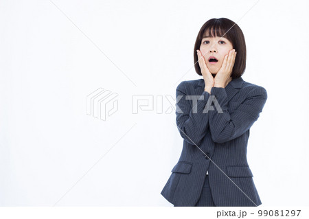 びっくりしている30代のビジネスウーマン 99081297