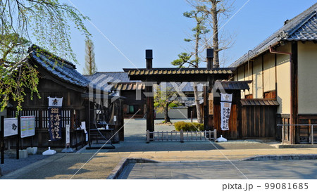 春の信州 松代藩文武学校史跡 99081685