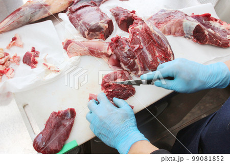 鹿肉を解体する男性の手元 ジビエ 狩猟 プロ さばく 精肉 99081852
