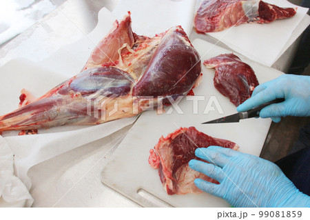 鹿肉を解体する男性の手元 ジビエ 狩猟 プロ さばく 精肉 99081859