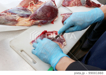 鹿肉を解体する男性の手元 ジビエ 狩猟 プロ さばく 精肉 99081860