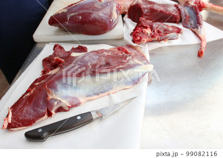 ジビエ　鹿肉　さばき終えたナイフと肉の塊の写真　 99082116