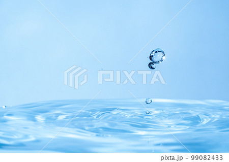 水しぶきのアクションショット 99082433