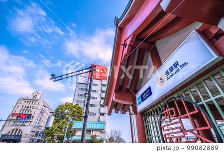 日本の東京都市景観 浅草寺をモチーフにした東京メトロ銀座線浅草駅（出入口） 99082889