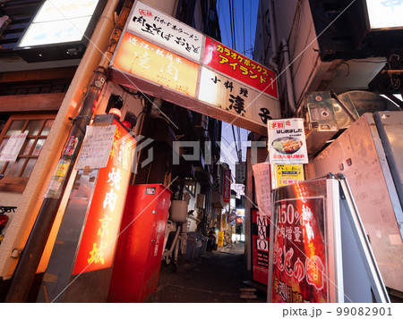 北千住　夕暮れの飲み屋横丁　東京都 99082901