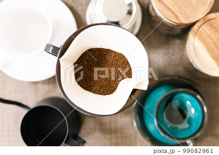 コーヒーフィルターに入ったお湯を注ぐ前のコーヒー コーヒーフィルターに入ったお湯を注ぐ前のコーヒー 99082961