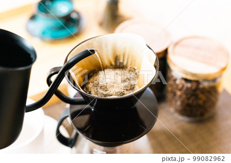 コーヒー専用ケトルでドリップしているコーヒー コーヒー専用ケトルでドリップしているコーヒー 99082962