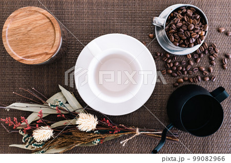 コーヒーカップとコーヒー豆 99082966
