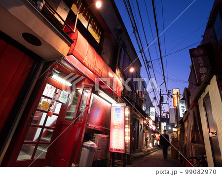 北千住の飲屋街　東京都 99082970