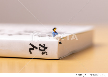 がんについて考える女性 99083960