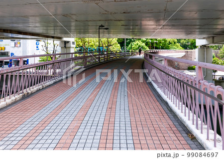 山下公園と港の見える丘公園を結ぶフランス橋 山下公園と港の見える丘公園を結ぶフランス橋 99084697