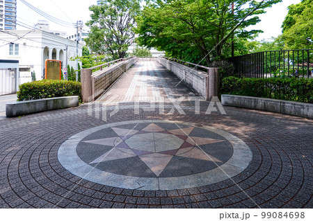 山下公園と港の見える丘公園を結ぶフランス橋 山下公園と港の見える丘公園を結ぶフランス橋 99084698
