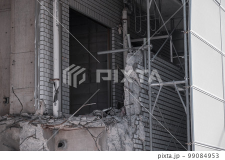 マンションの解体工事 ベランダ の取り壊し マンションの解体工事 ベランダ の取り壊し 99084953