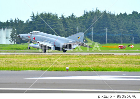 F-4ファントム戦闘機 着陸 ドラッグシュート F-4ファントム戦闘機 着陸 ドラッグシュート 99085646