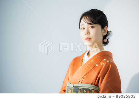 オレンジの訪問着の女性 99085905