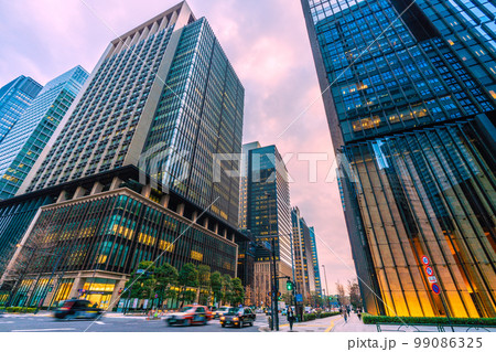 日本の東京都市景観 大手町駅前の交差点から夕方のオフイスビル群などを望む 日本の東京都市景観 大手町駅前の交差点から夕方のオフイスビル群などを望む 99086325