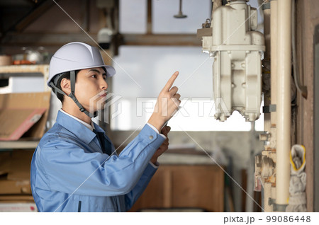 作業服の男性 点検 検査 作業服の男性 点検 検査 99086448