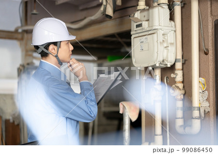 作業服の男性　点検　検査 99086450
