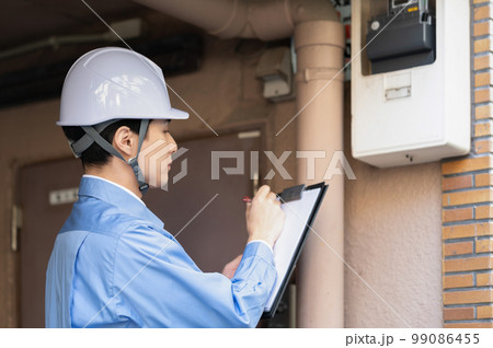 作業服の男性 点検 検査 作業服の男性 点検 検査 99086455