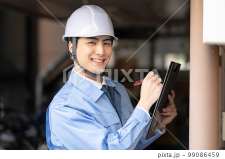 作業服の男性 点検 検査 作業服の男性 点検 検査 99086459