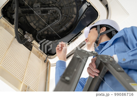 作業着の男性　エアコン　修理　点検 99086716