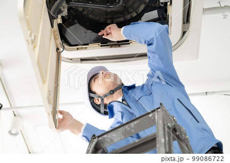 作業着の男性 エアコン 修理 点検 作業着の男性 エアコン 修理 点検 99086722