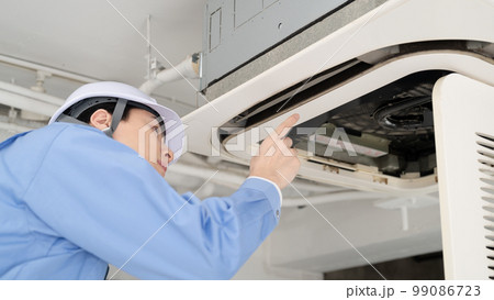 作業着の男性　エアコン　修理　点検 99086723