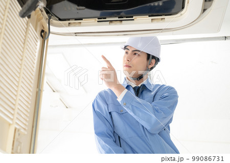 作業着の男性　エアコン　修理　点検 99086731