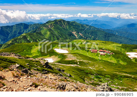白山室堂と背後に聳える別山 99086905