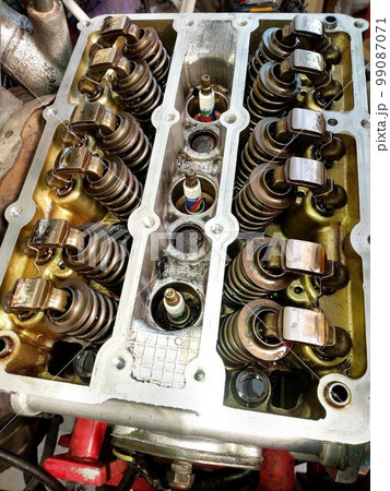ロッカーアーム駆動式・DOHCエンジンのカムカバーを外した…シリンダーヘッド ロッカーアーム駆動式・DOHCエンジンのカムカバーを外した…シリンダーヘッド 99087071
