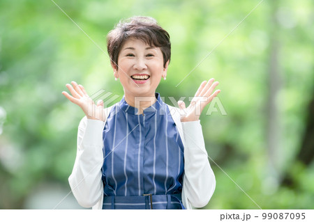 シニア女性　ポートレート 99087095