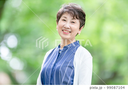 シニア女性　ポートレート 99087104